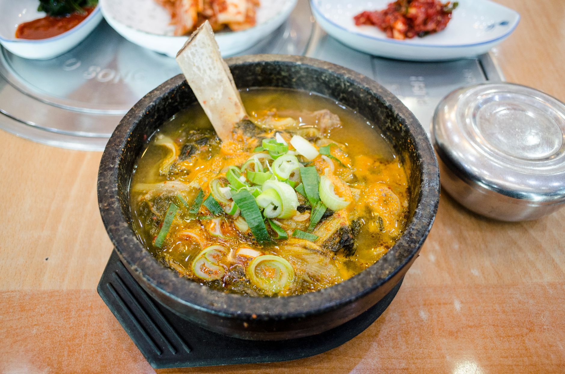 Semangkuk sup daging berkuah pekat dengan rempah