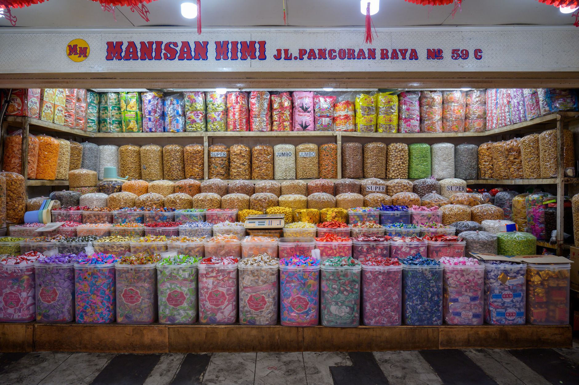 Aneka camilan tradisional dalam kemasan oleh-oleh