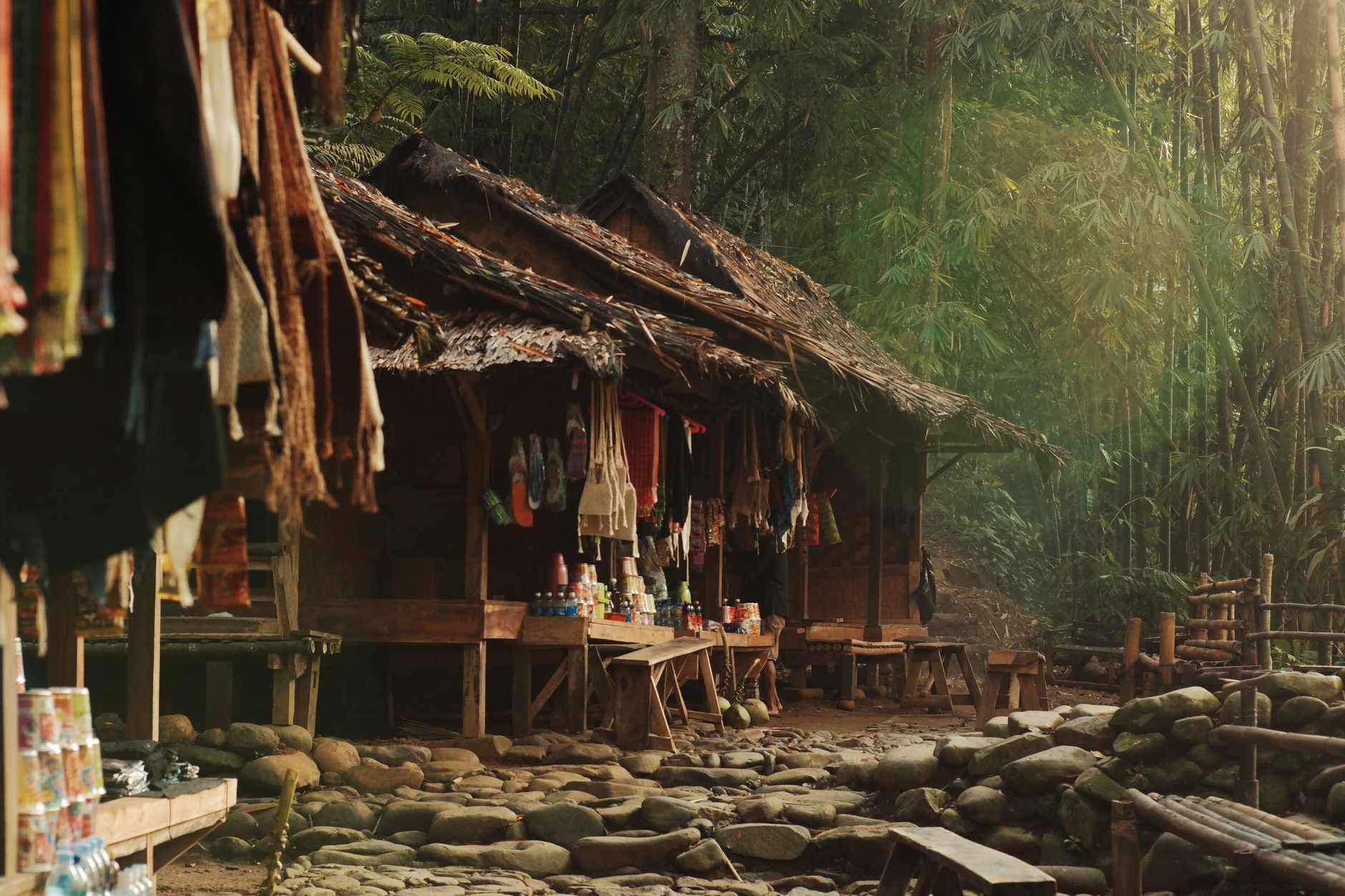Pasar oleh-oleh dengan aneka camilan kering