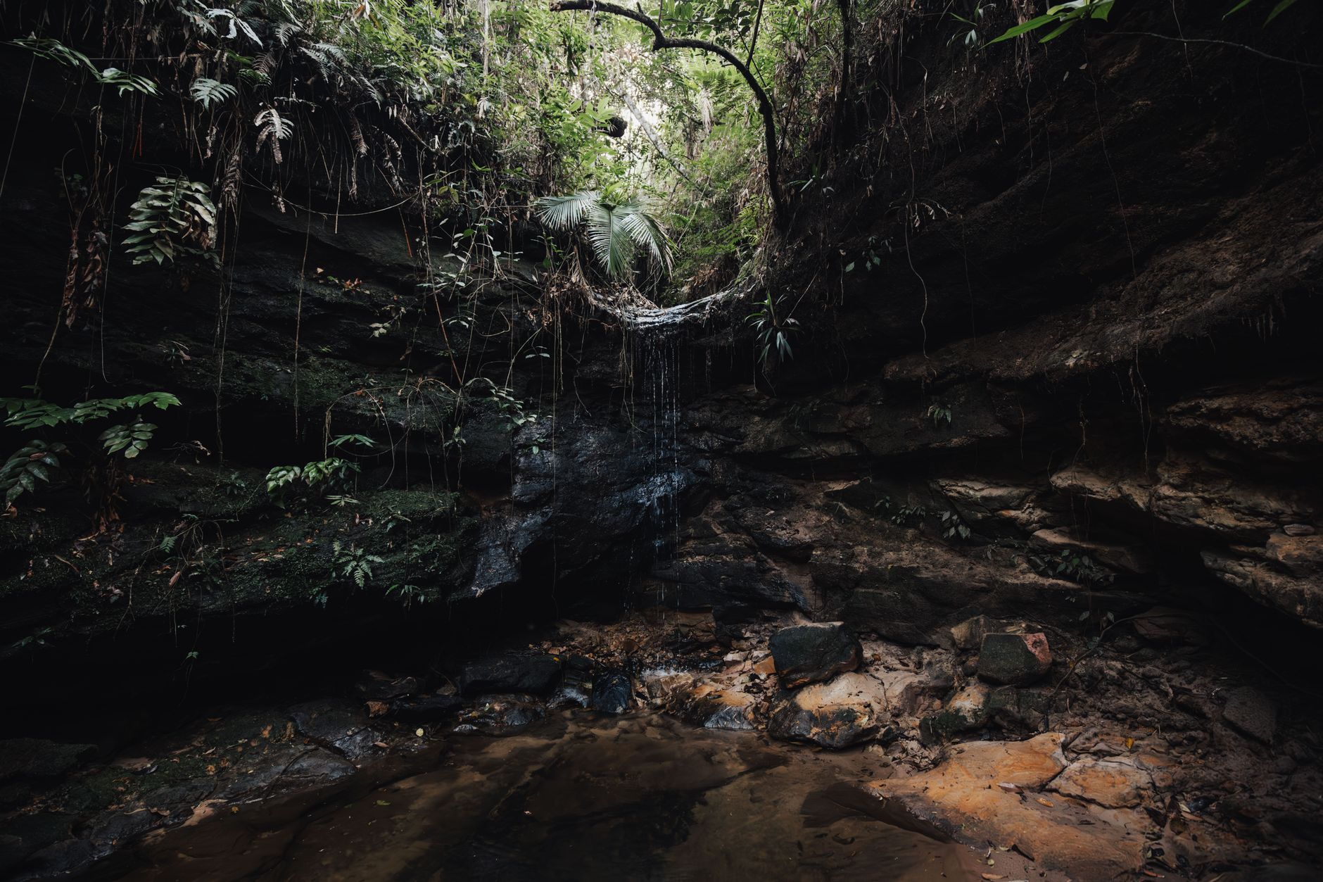 Cahaya menembus celah tebing ke air terjun