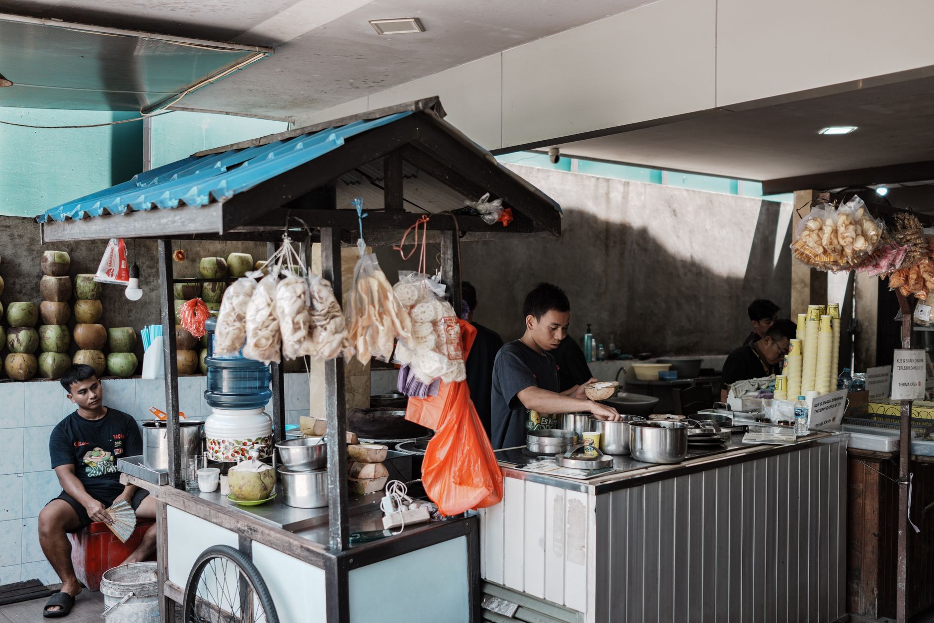 Aneka gorengan dan lauk dalam tampah