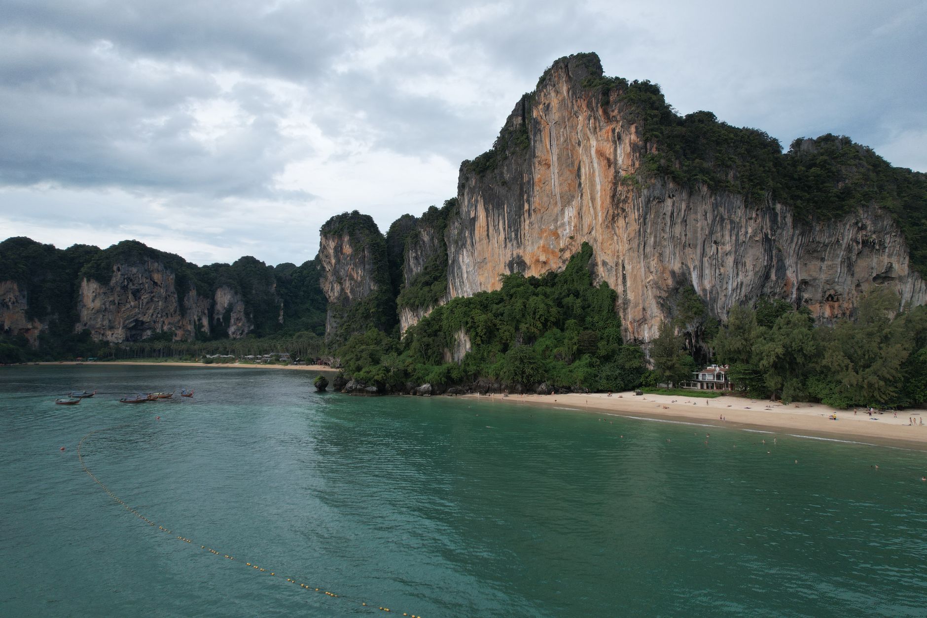 Garis pantai dengan ombak kecil dan langit cerah