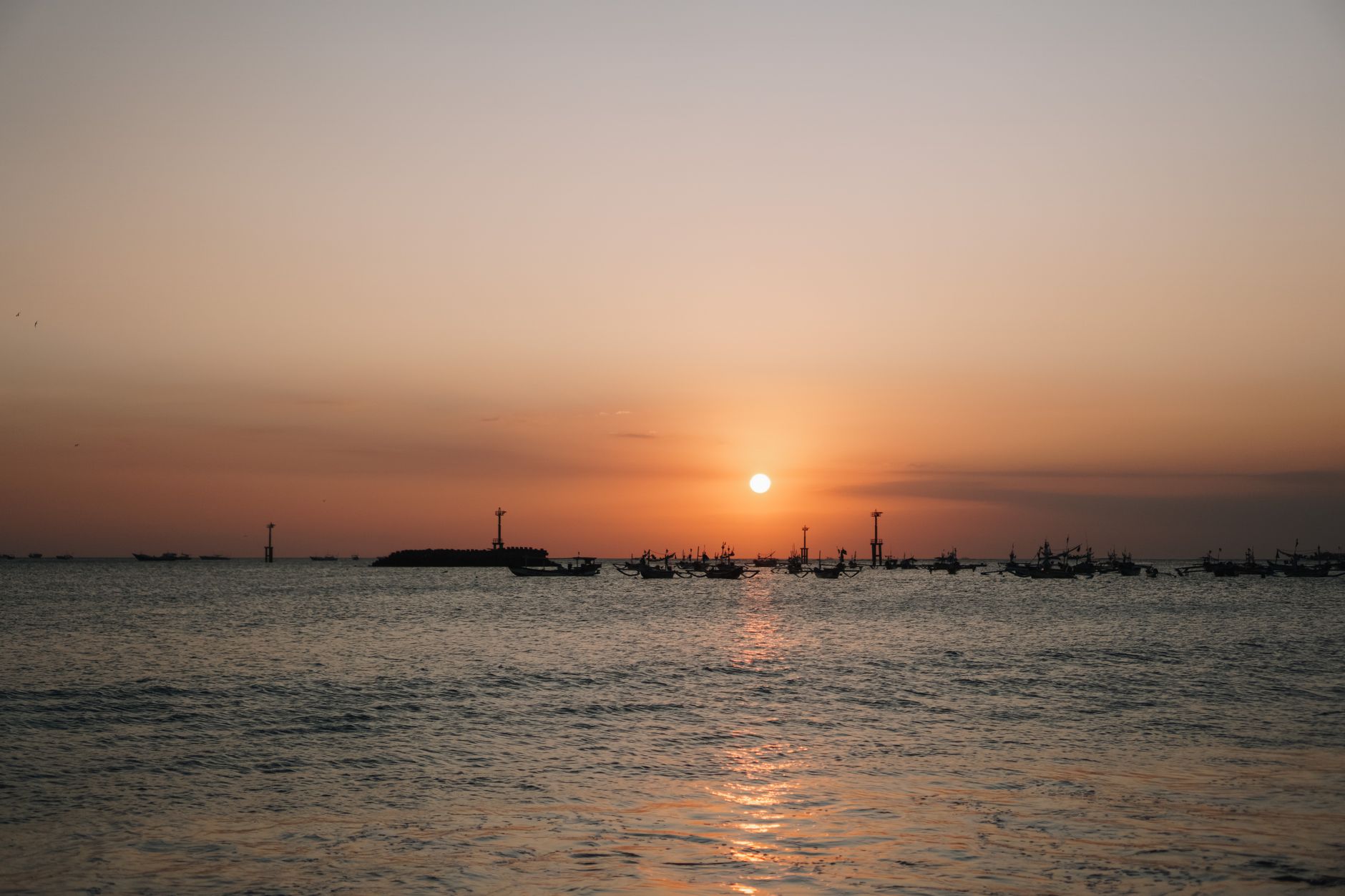 Perahu nelayan di pantai saat senja