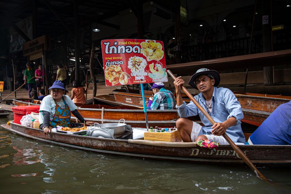 Penjual makanan di pasar terapung
