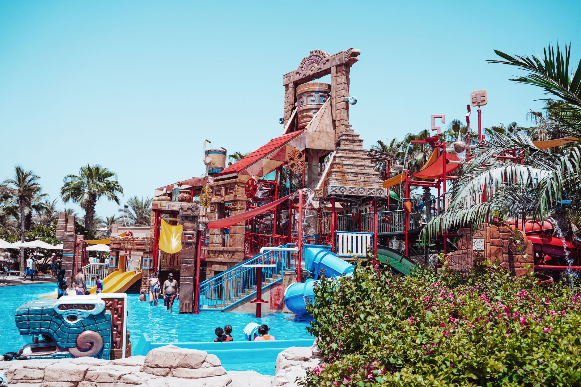 Suasana waterpark dengan kolam dan seluncuran