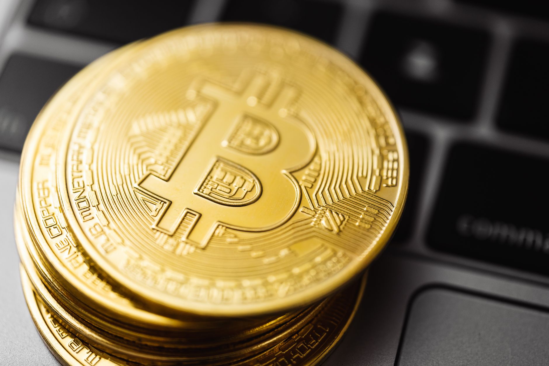 Pergerakan grafik harga mata uang kripto di layar monitor