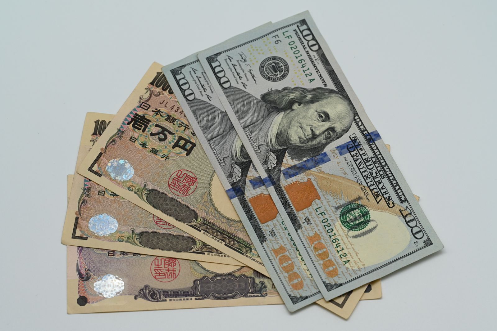 Uang kertas dolar AS dan yen Jepang berjejer