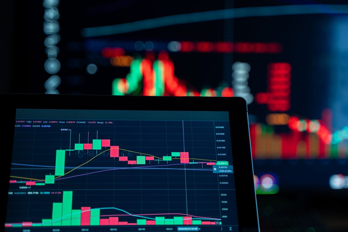 Layar pemantau pasar keuangan menampilkan grafik candlestick