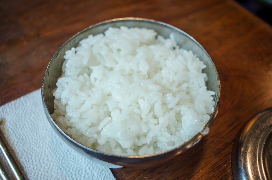 Nasi putih matang di wadah stainless