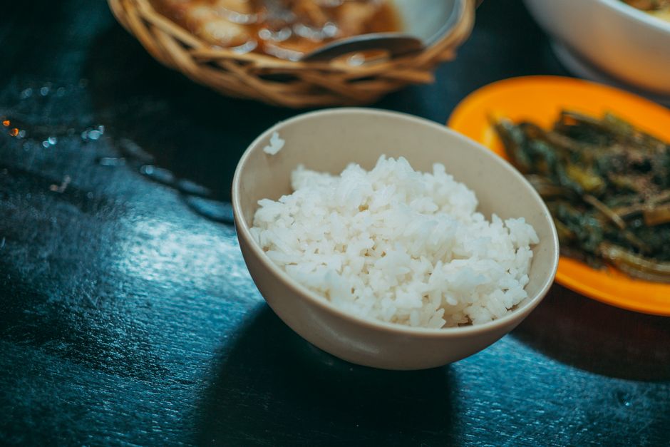 Mangkuk nasi matang siap disantap