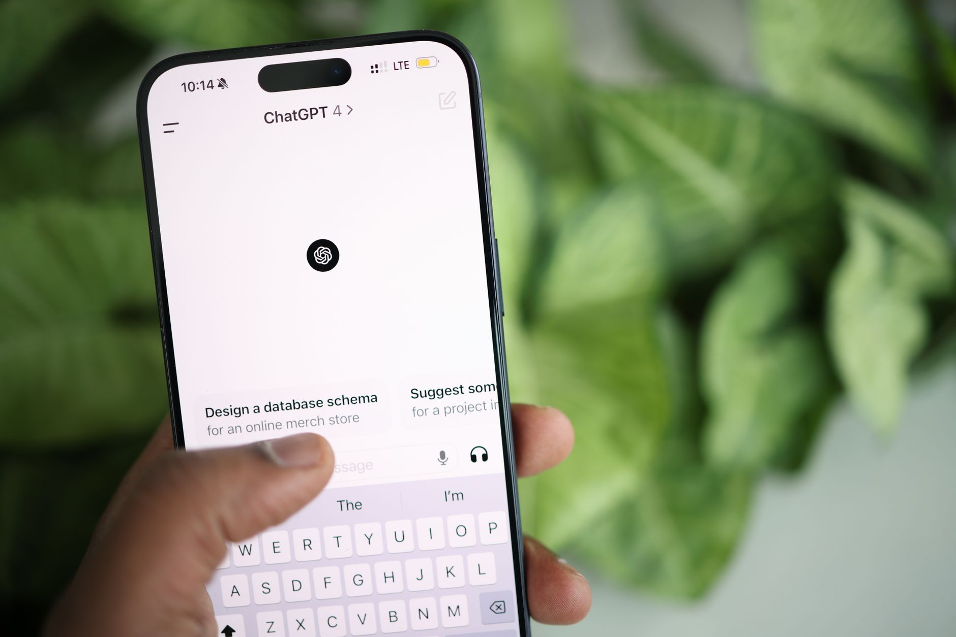 Ilustrasi antarmuka chatbot AI di layar ponsel