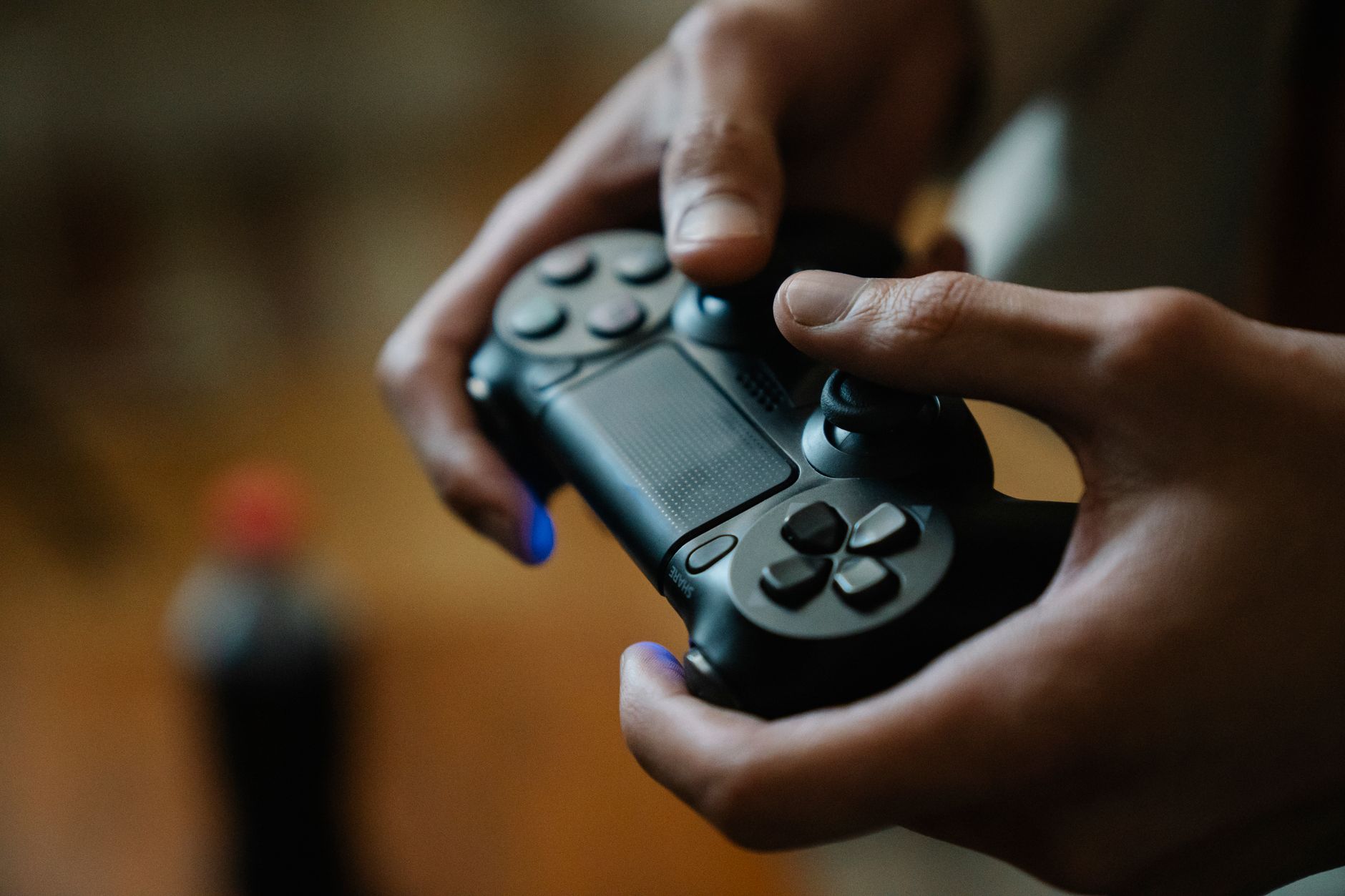Pemain memegang controller saat bermain game