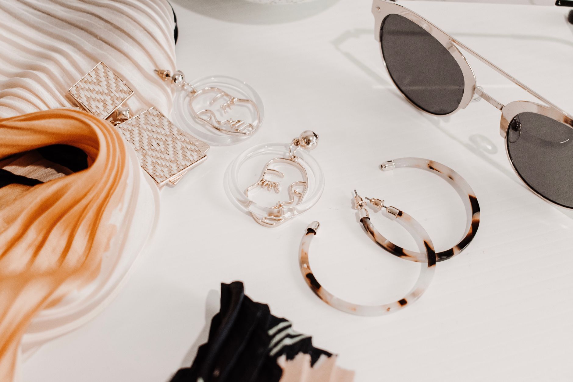 Berbagai aksesori fashion ditata rapi
