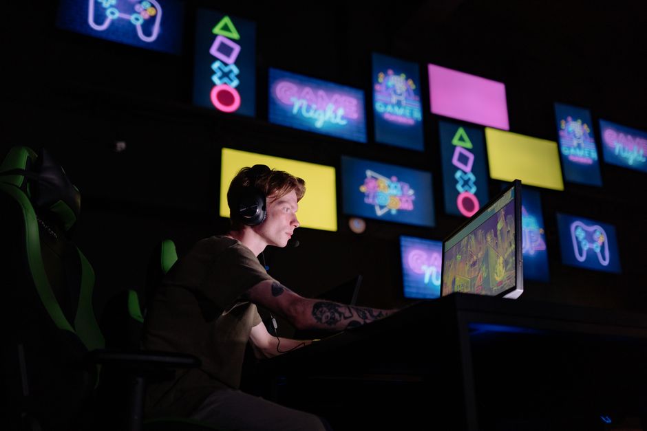 Pemain menikmati game dengan setup penuh neon
