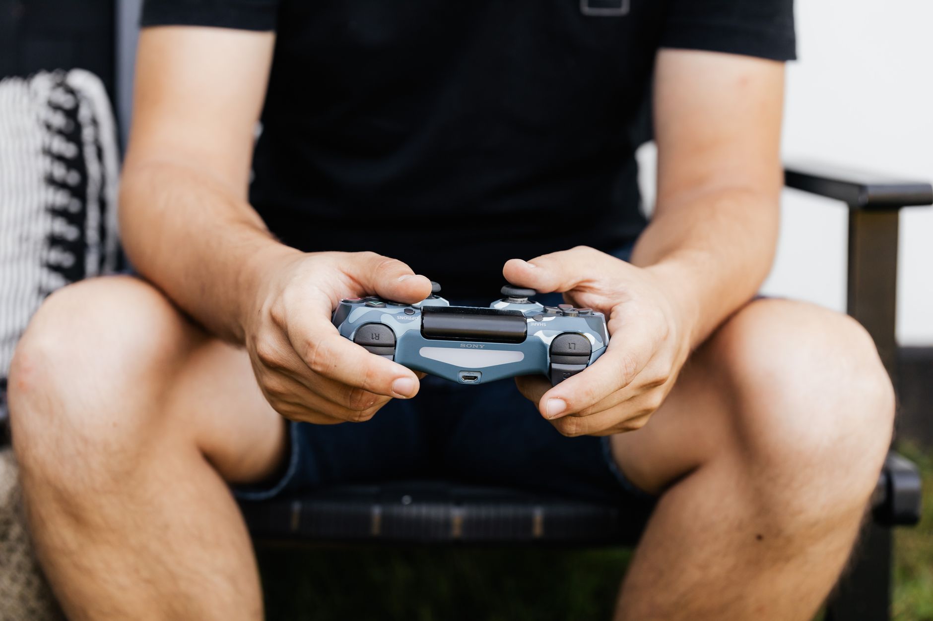 Pemain memegang controller konsol saat memainkan game