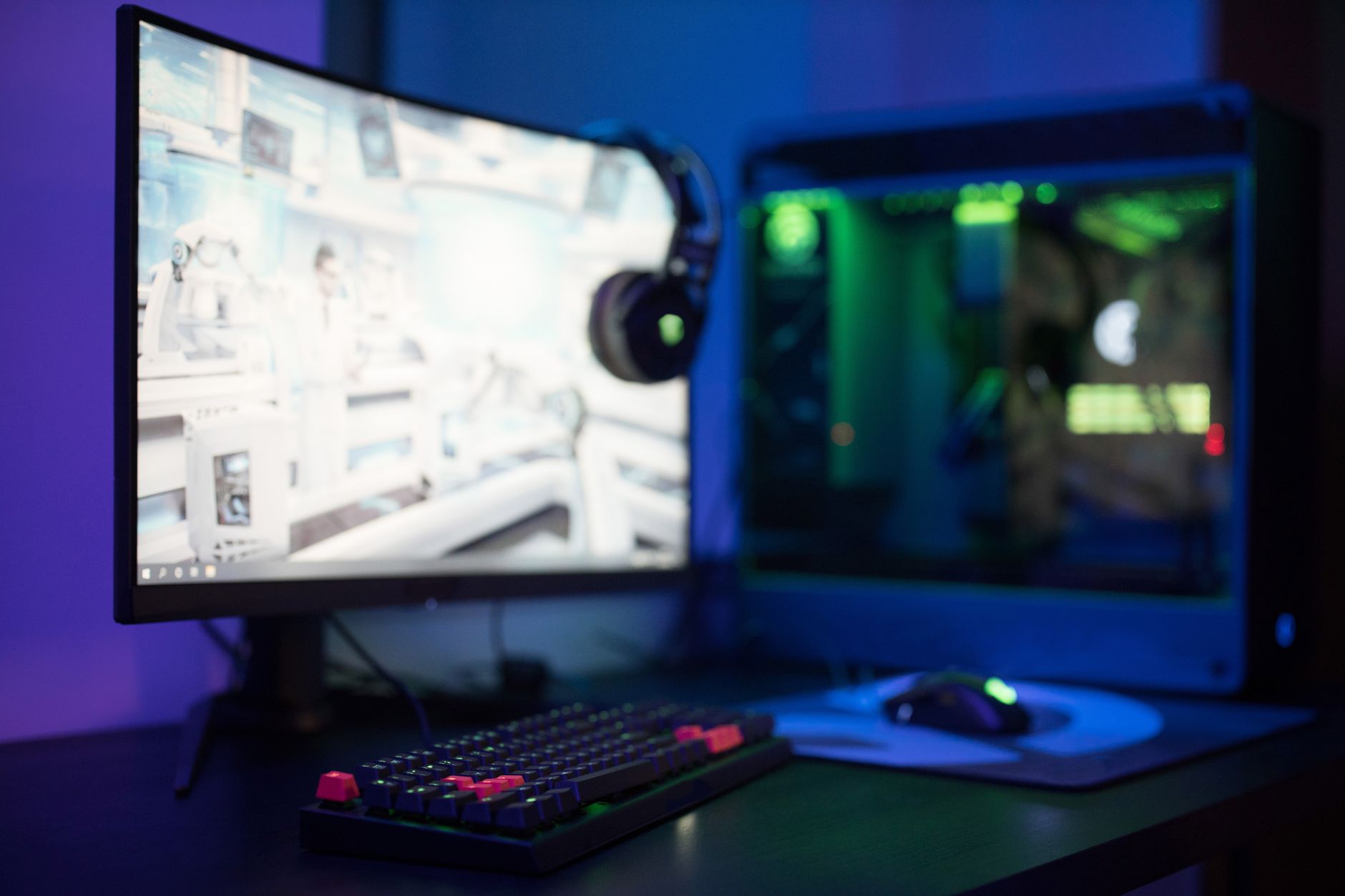 Setup gaming dengan layar dan keyboard RGB