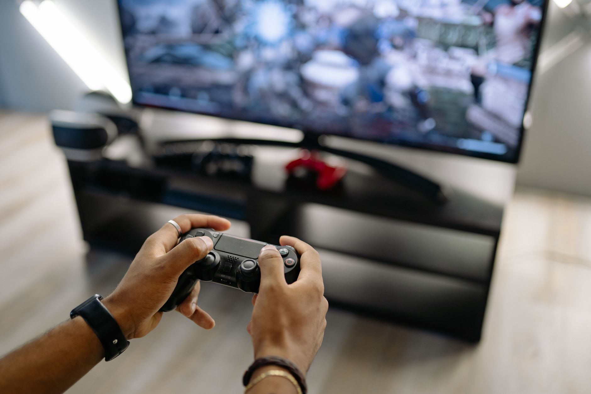 Konsol game tersambung ke televisi di ruang keluarga