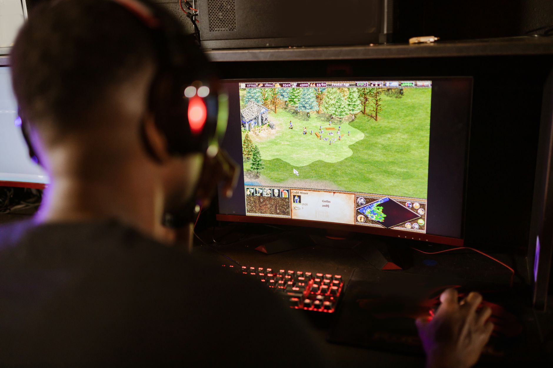 Pria bermain game di komputer