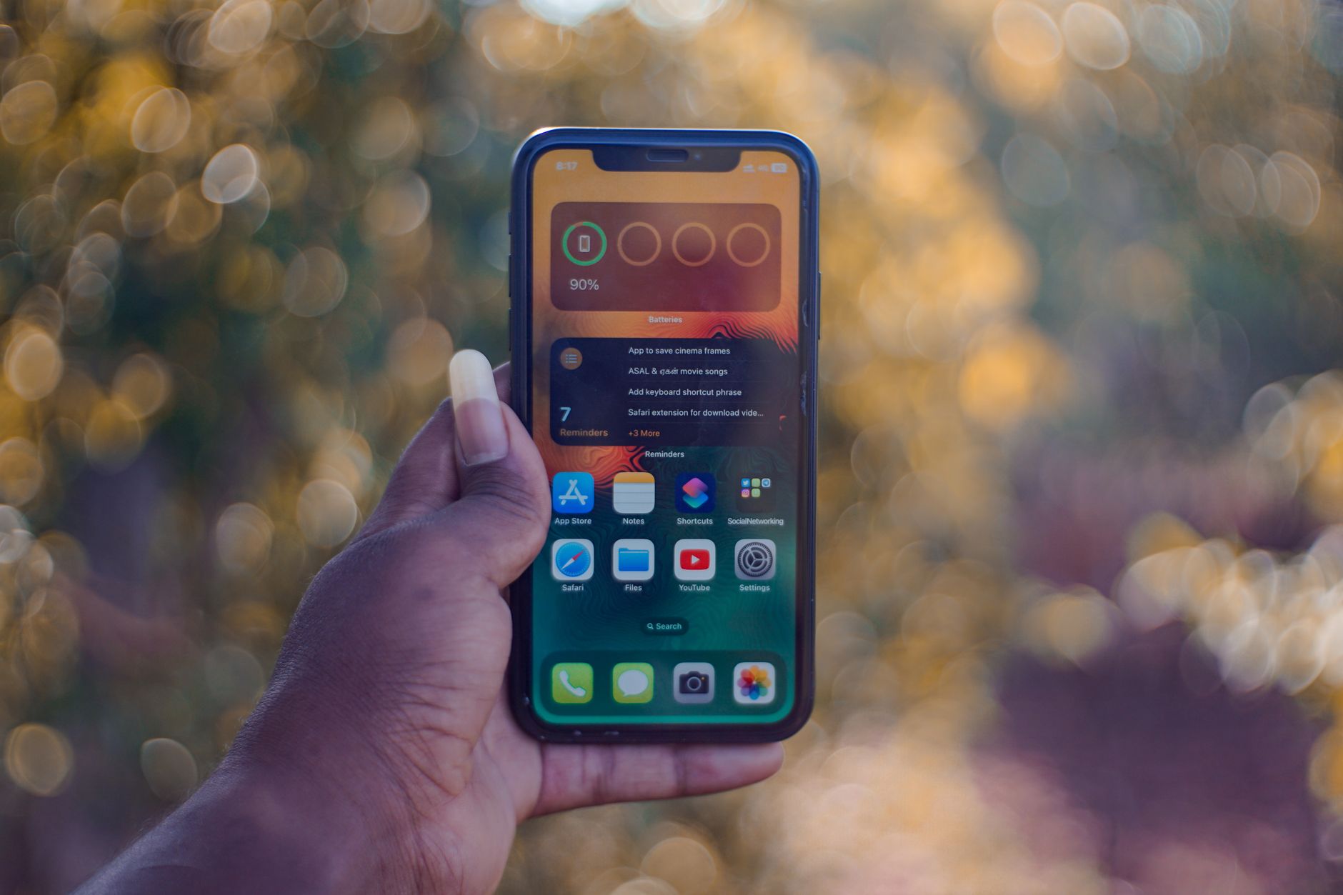 Seseorang menggunakan iPhone di tangannya