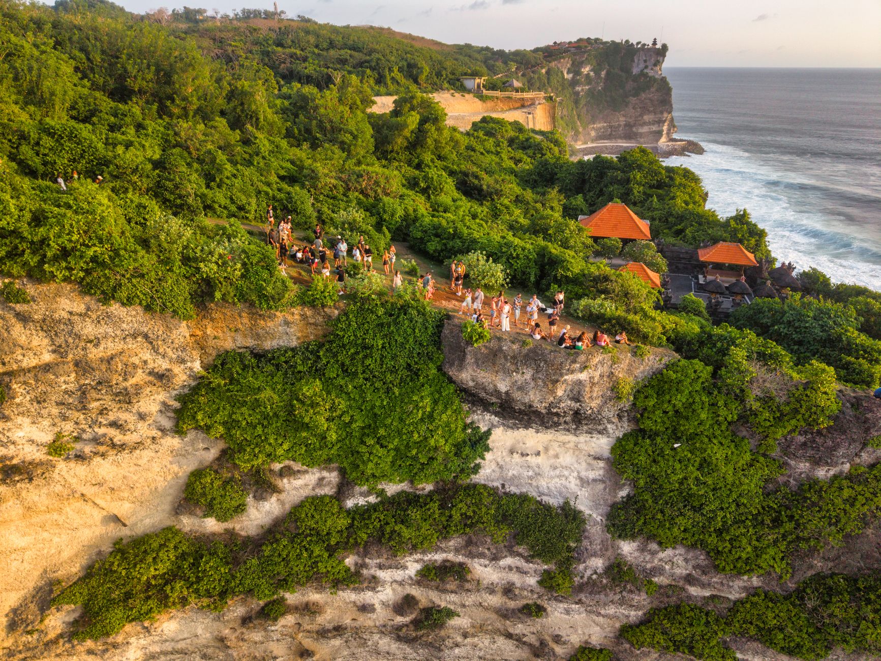 Tebing dan pesisir Bali Selatan dari ketinggian