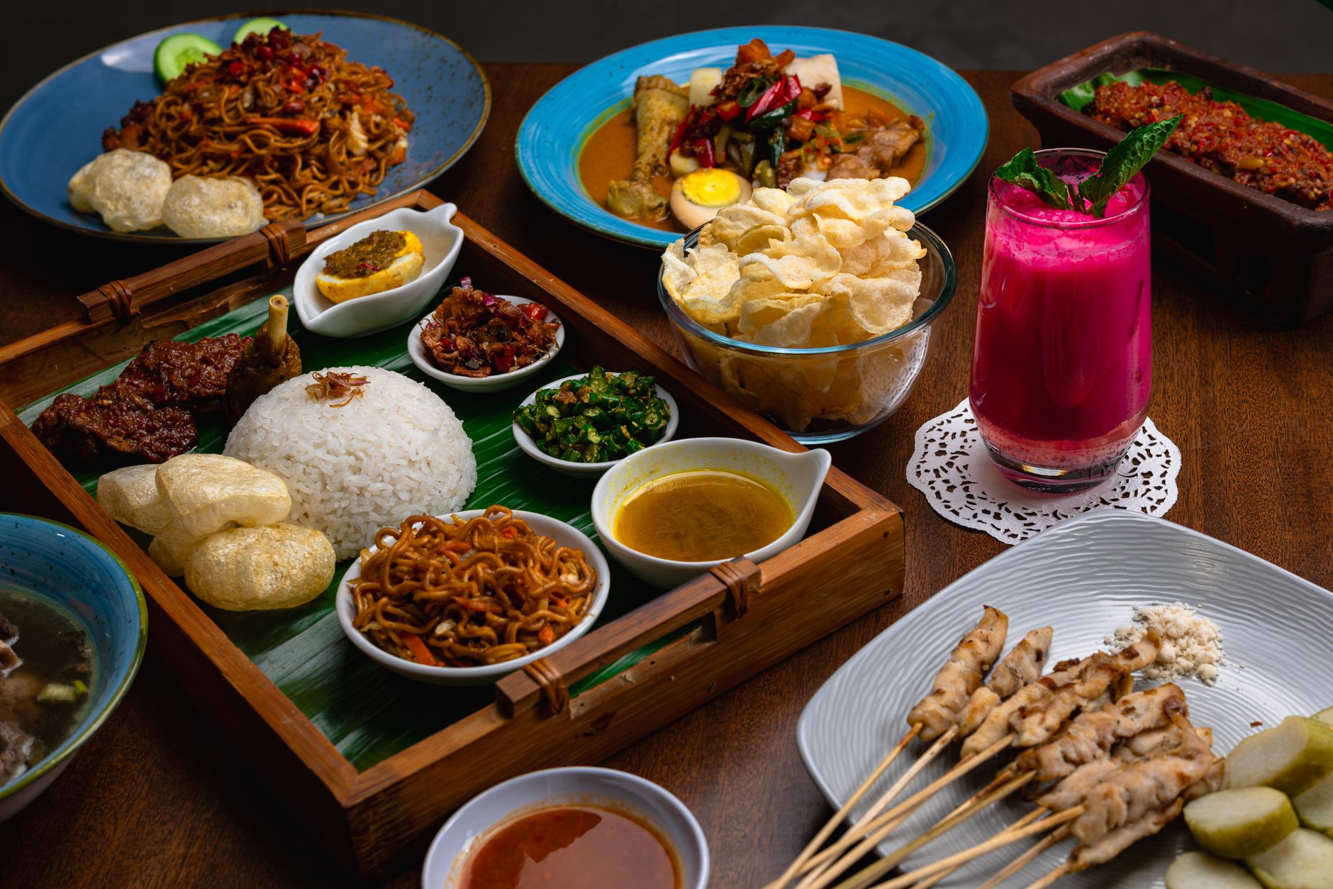 Kuliner Bali dengan lauk pendamping, cocok untuk makan siang pertama