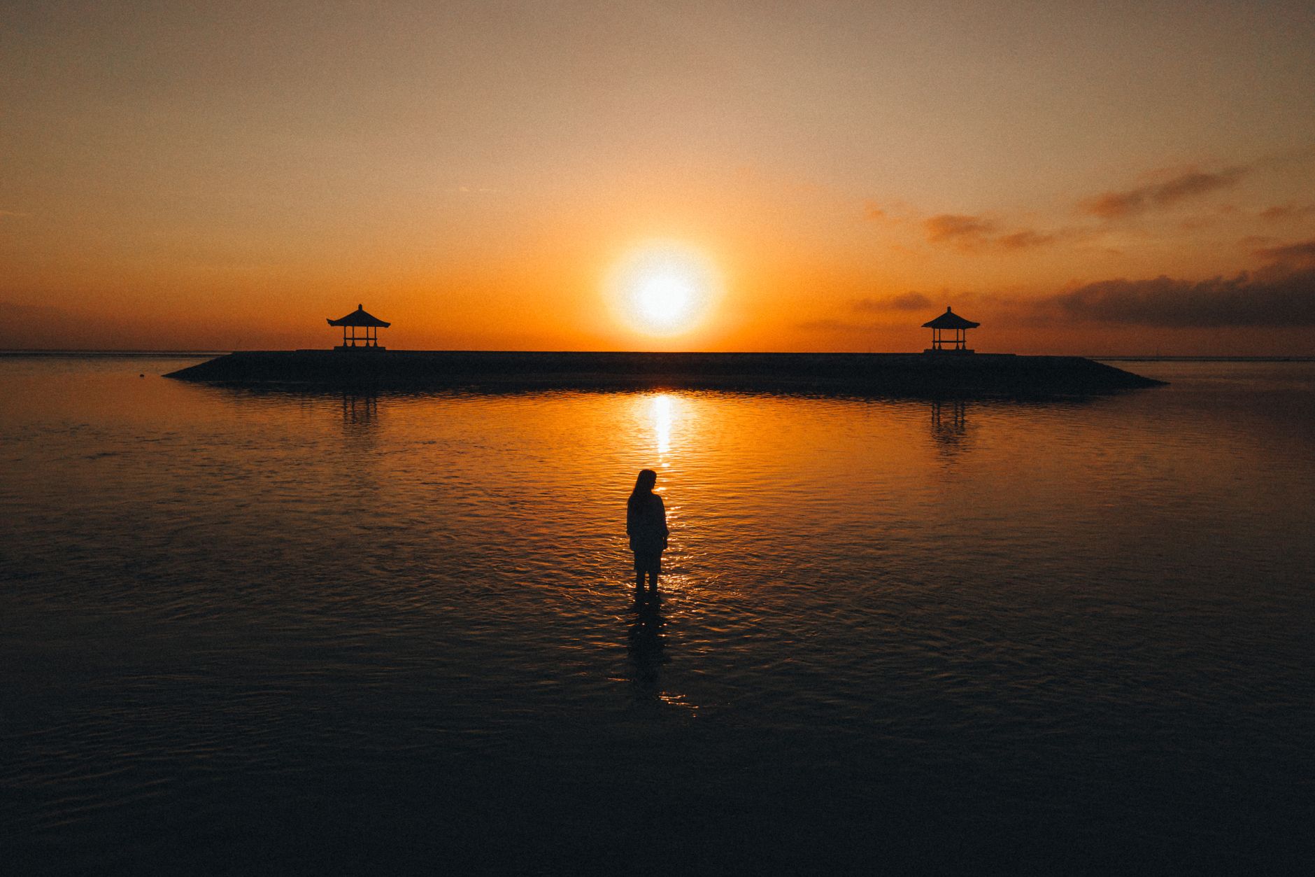 Matahari terbit di pesisir pantai, suasana pagi hari ketiga