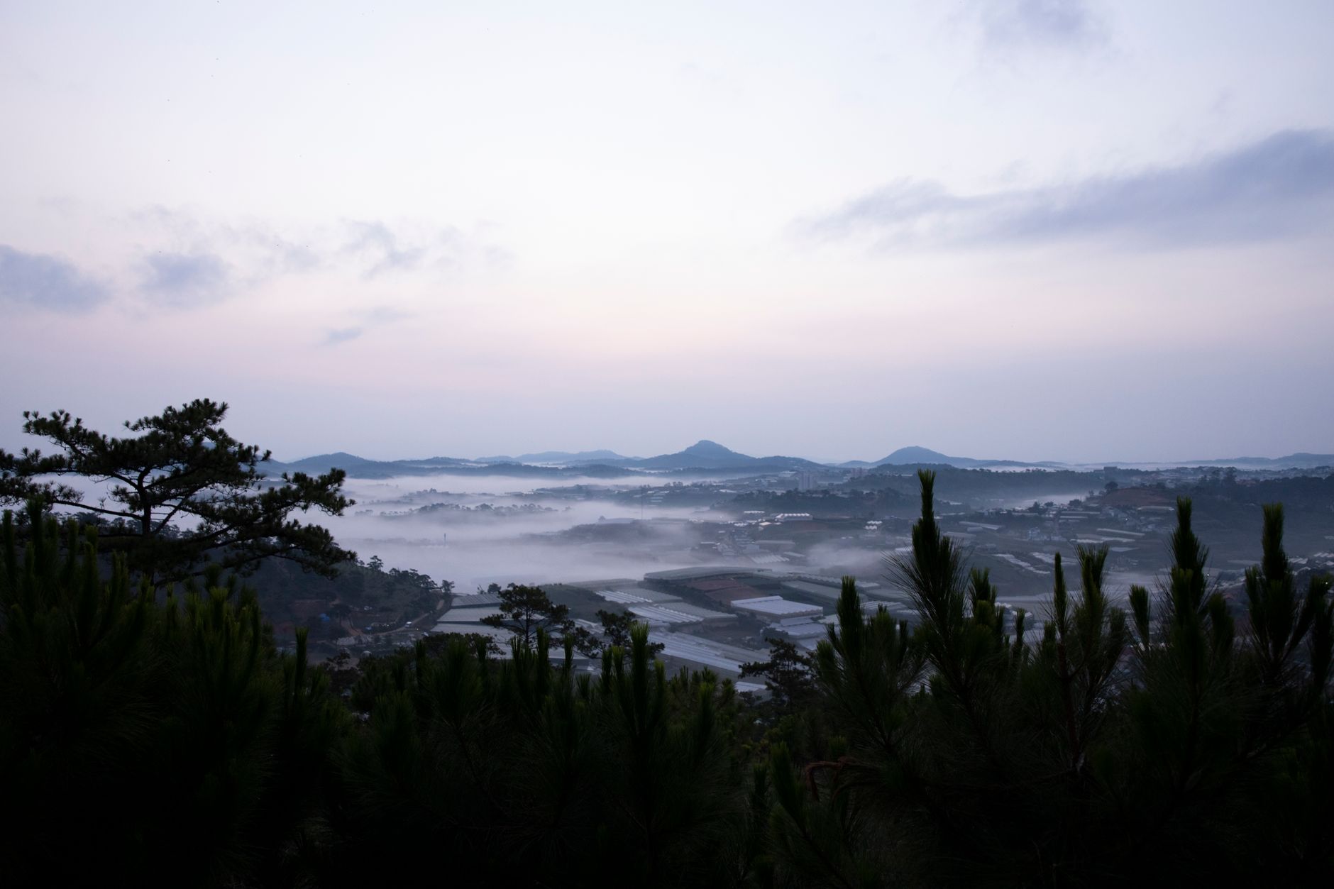 Perbukitan berkabut di pagi hari, suasana wisata alam selatan Jogja