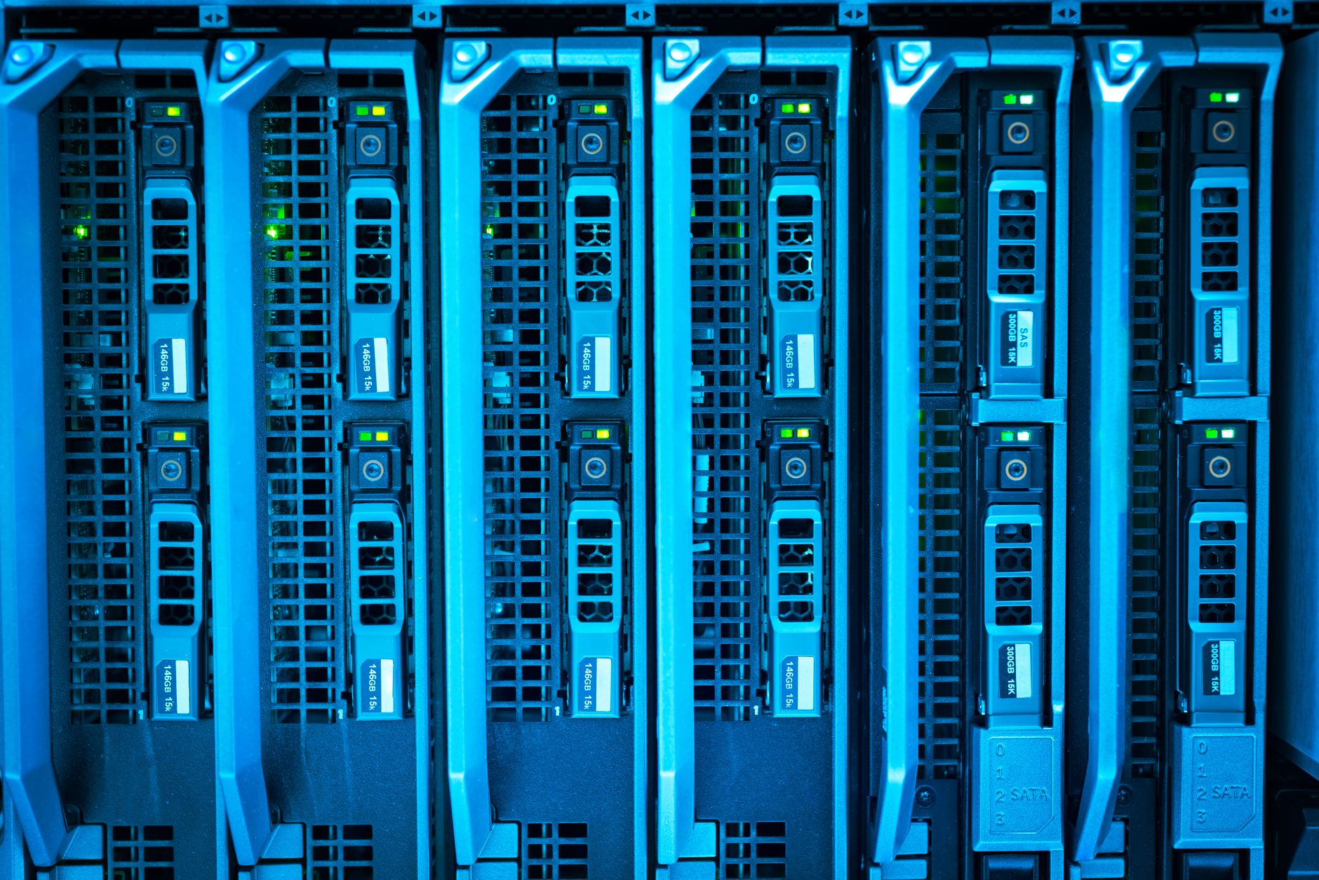 Deretan server pusat data yang menyala biru