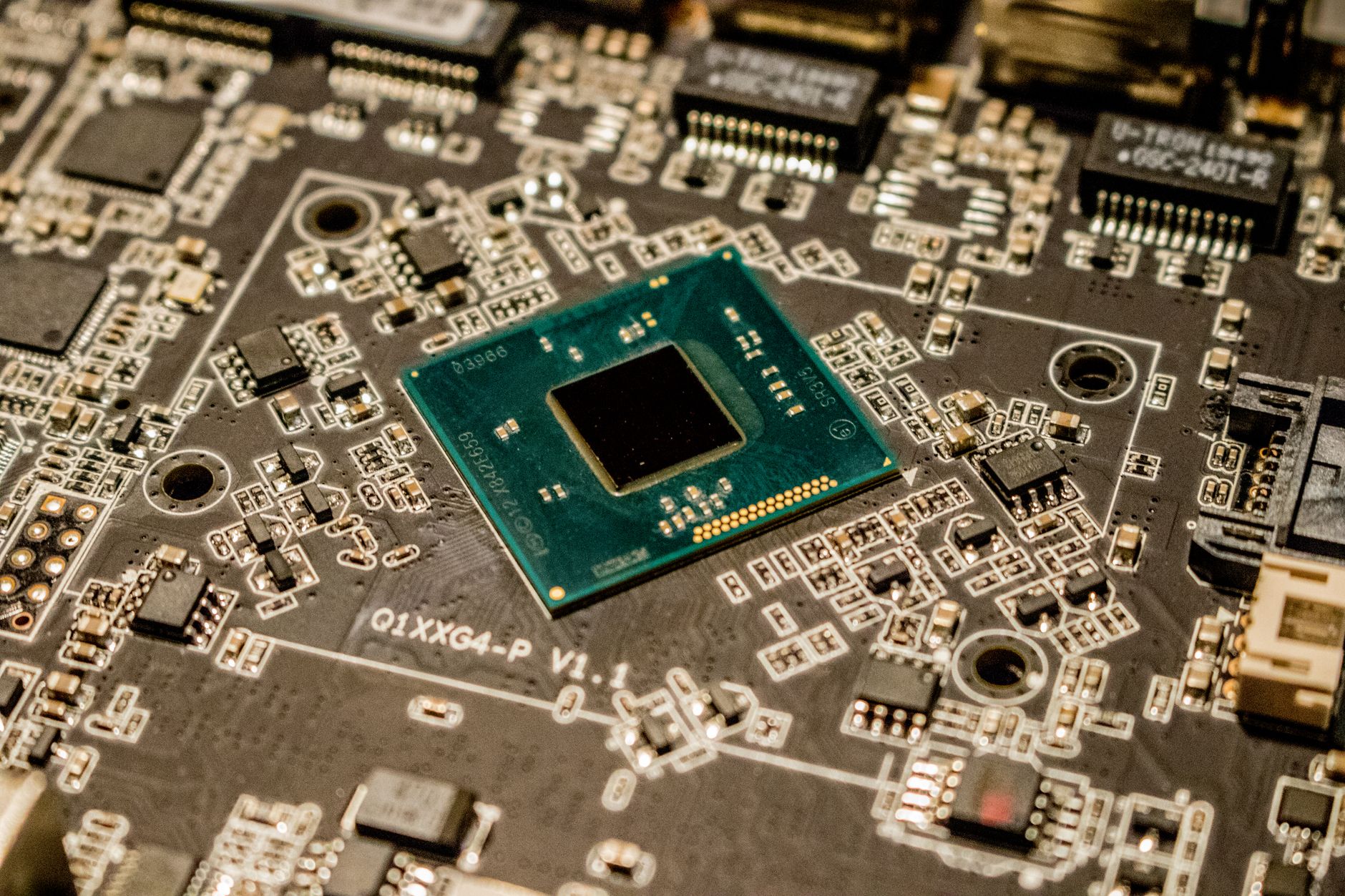 Close-up chip mikro pada papan sirkuit