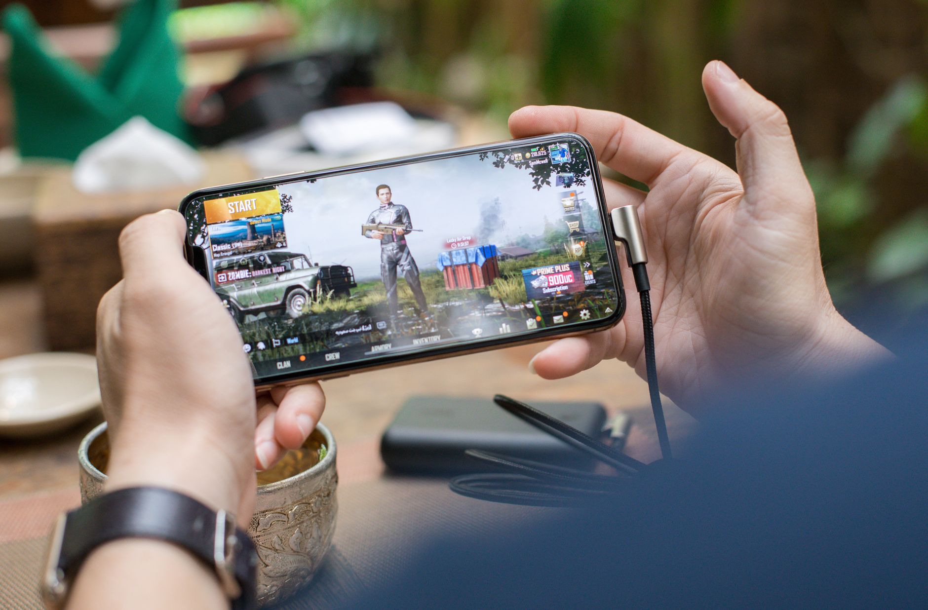 Pengguna memainkan game di ponsel pintar