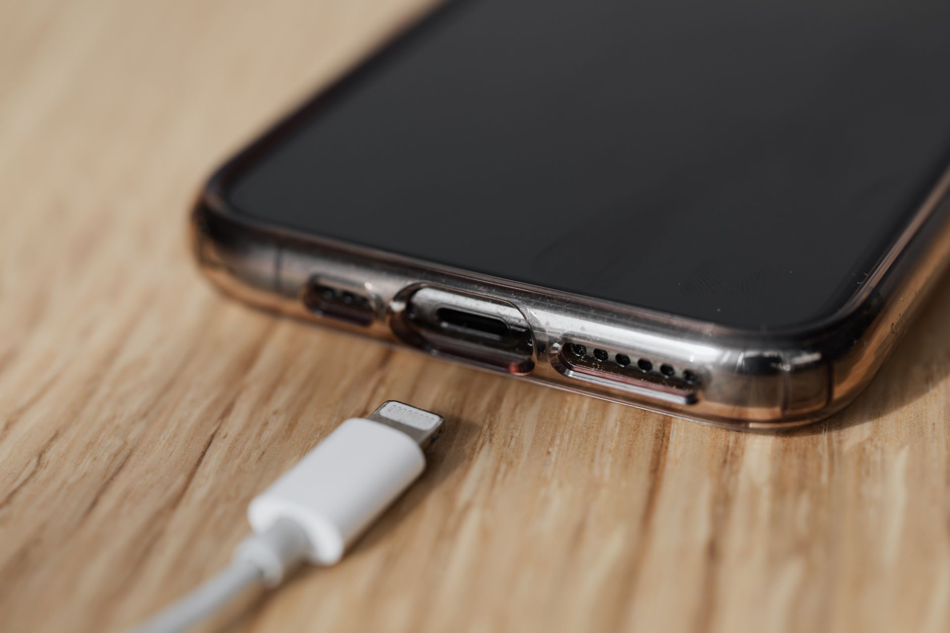 Kabel pengisi daya terpasang di port ponsel