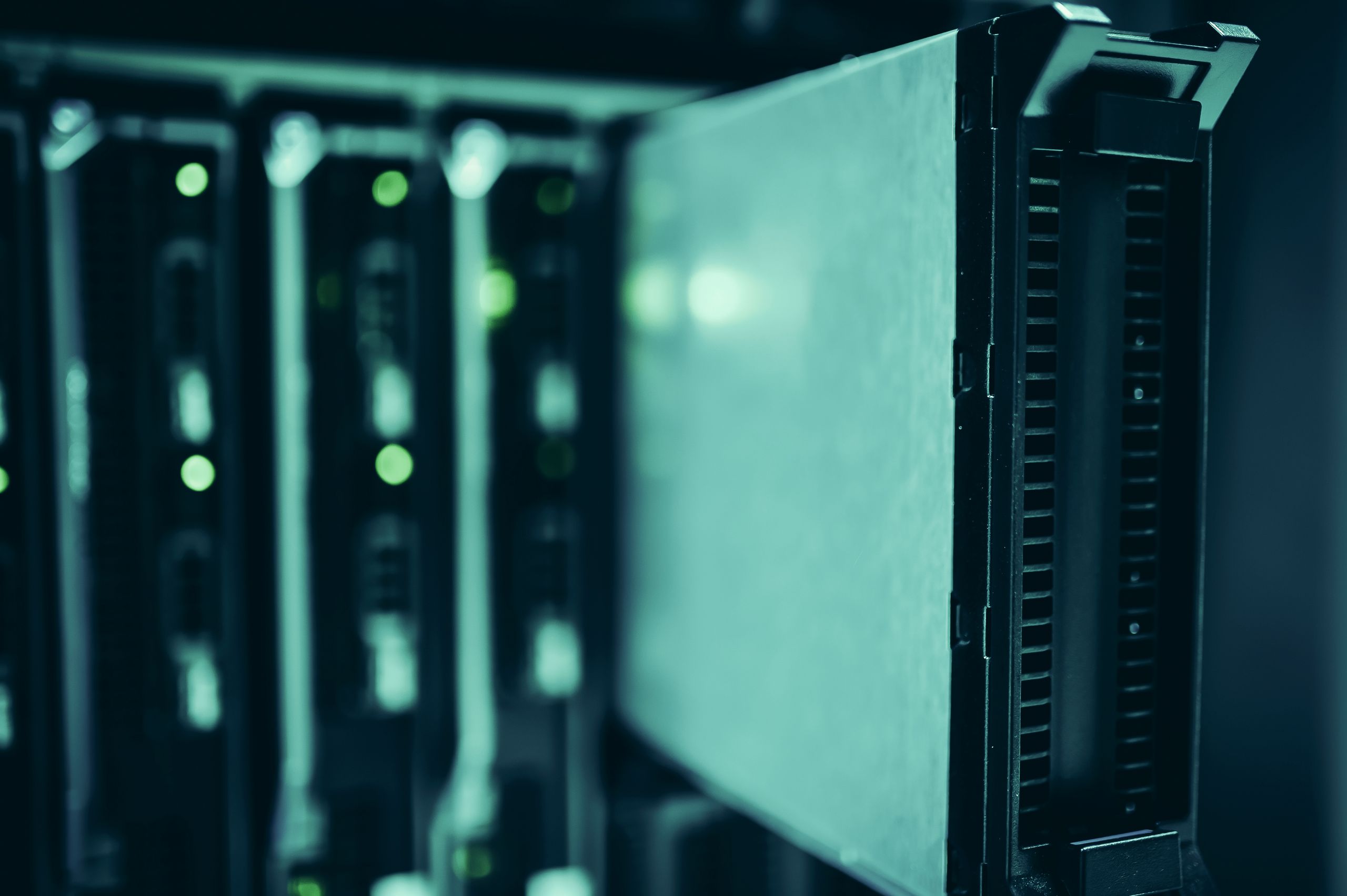 Deretan rak server di pusat data yang menjadi sasaran utama serangan siber