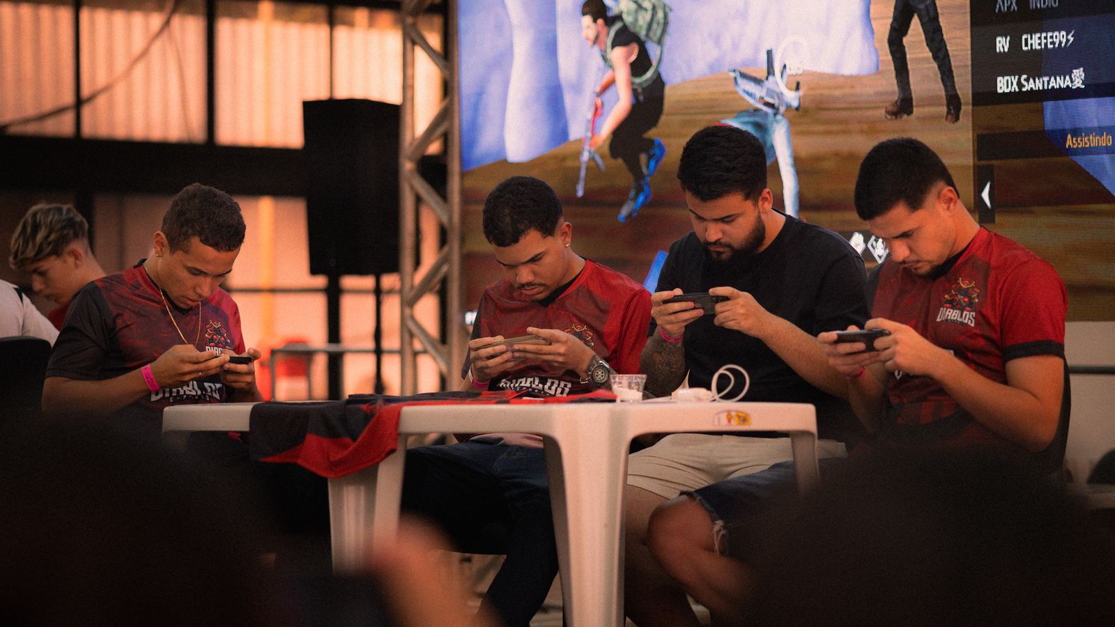 Pemain esports bertanding di turnamen mobile dengan fokus tinggi