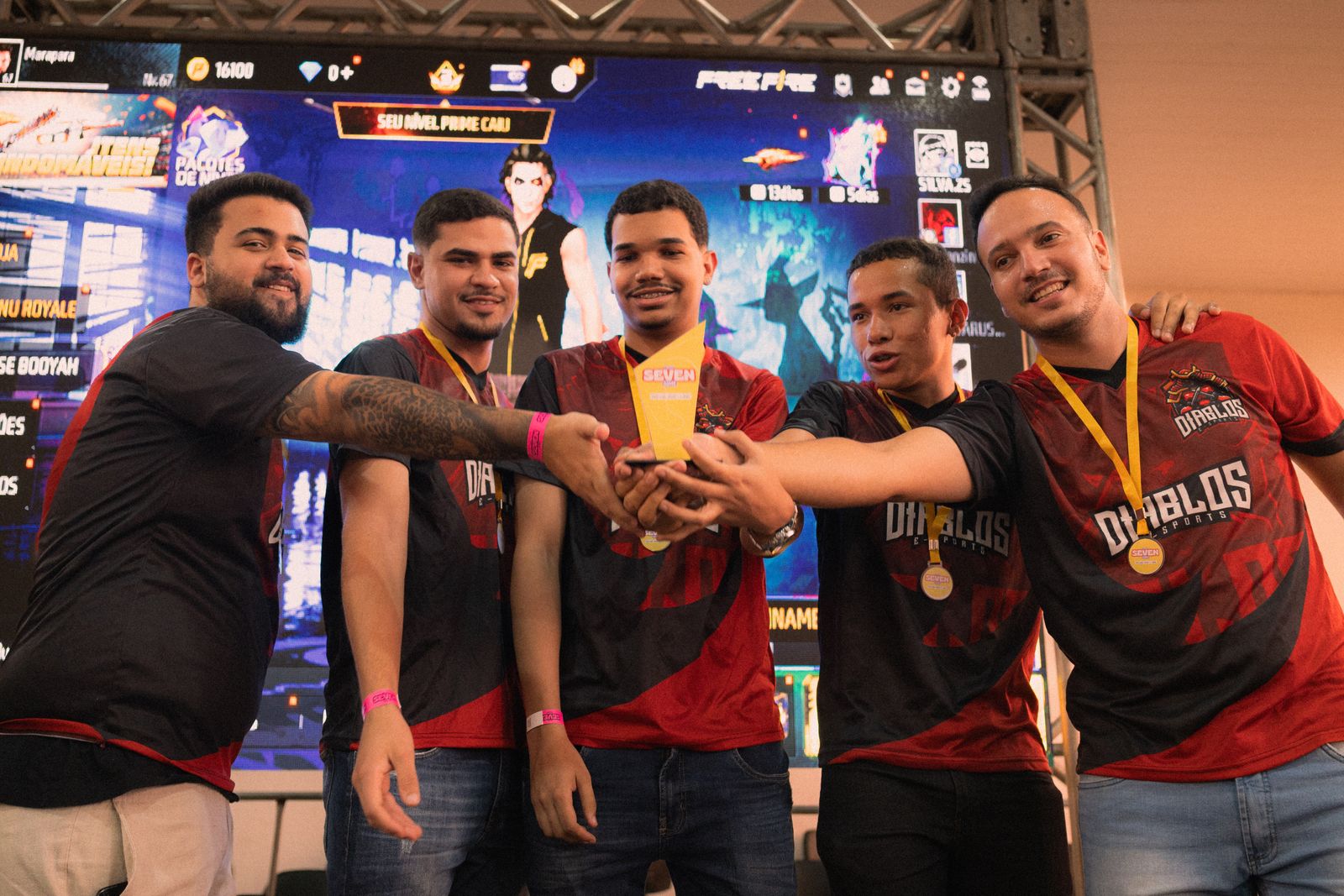 Layar pertandingan esports dengan pencahayaan panggung