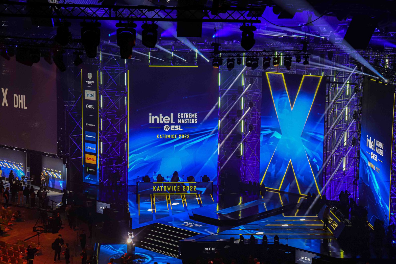 Kerumunan penonton di arena turnamen esports