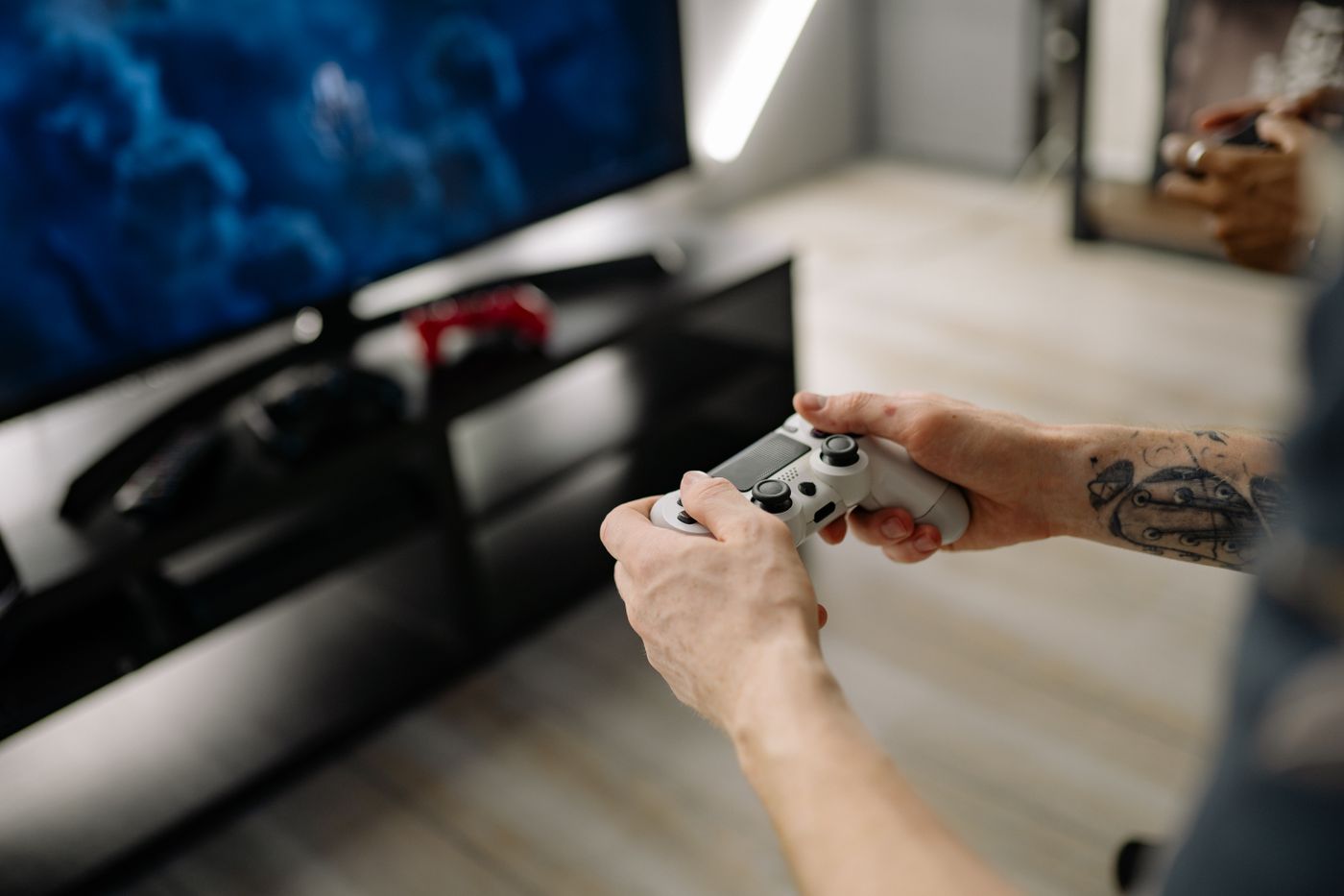 Pemain menikmati game di ruang dengan pencahayaan neon